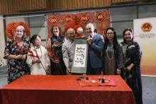 澳大利亚北领地州长Hugh Heggie参加“2024家乡之春”活动。（图片来源：越通社）