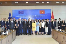 出席越南与欧盟混合委员会第五次会议代表合影。