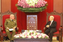越共中央总书记阮富仲会见古巴革命武装力量部长阿尔瓦罗•洛佩斯•米耶拉。（图片来源：越通社）