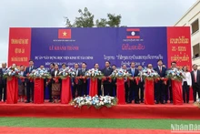 Dongkhamxang财政经济学院三期建设项目落成典礼。（海进 摄）
