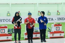 越南射击运动员阮垂庄（中）在女子10米气手枪项目中夺得金牌。