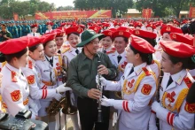 范明正总理走访慰问参加阅兵、游行的各力量单位。