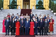 国家主席阮春福与国际代表合影。（图片来源：越通社）