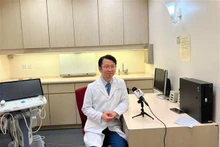 越通社驻中国香港记者对香港中文大学研究生、香港和澳门留学生党支部书记、留学生协会会长阮黄龙医生进行采访。