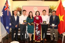 越南国会副主席阮氏清与旅居荷兰越南人代表合影。
