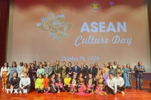 越南驻美国大使馆夫人夫君协会与其他东盟国家驻美国大使馆夫人夫君协会代表合影。
