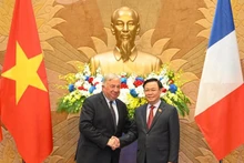 越南国会主席王廷惠与法国参议院议长热拉尔·拉尔歇。（维玲 摄）