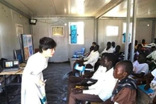 阮氏莲上校的英语班。（图片来源：《人民军队报》）