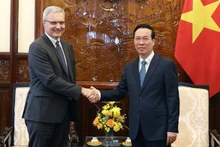 越南国家主席武文赏（右）与法国驻越南大使尼古拉斯·沃纳里。