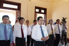 越南国会主席陈青敏上香缅怀已故政府总理武文杰。