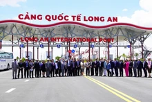 双方在隆安国际港合影。