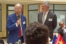 越南驻法大使丁全胜在座谈会上发表讲话。