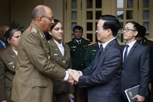 越南国家主席武文赏会见古巴革命武装力量部副部长兼总参谋长罗伯托•莱格拉•索托隆戈。