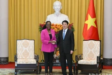 国家主席梁强会见肯尼亚国防部长索伊潘·图亚。（水原 摄）