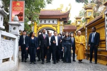 越南政府总理范明正和夫人同埃塞俄比亚总理和夫人参观河内镇国寺。