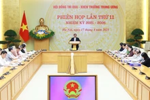 政府总理范明正在会上发表讲话。