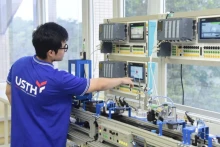 河内科技大学的学生在实验室中进行实践操作。