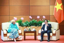 越南政府总理范明正会见联合国副秘书长阿米娜·穆罕默德。（图片来源：越通社）