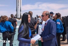 越南驻美国大使阮国勇亲临现场代表越南国家主席梁强向阿曼达·阮转交贺信。（图片来源：越通社）