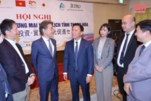 清化省代表与日本企业代表交换意见。