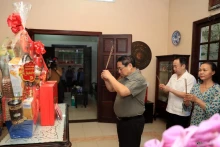越南政府总理范明正向已故部长会议主席范雄敬香缅怀。（图片来源：越通社）