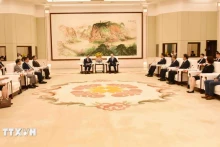 越共中央政治局委员、中央书记处书记、中央宣教部部长阮重义会见中共中央政治局委员、广东省委书记黄坤明。