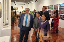 阮氏碧草大使和各位代表出席越南文化周。（图片来源：国际报）