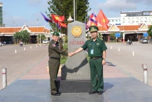 越南边防部队政治副主任阮青海大校与柬埔寨国防部边防局局长、副总参谋长Tien Sophonrnvong中将。