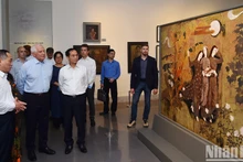 欧盟委员会副主席博雷利了解越南绘画和品尝越南咖啡【组图】