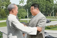 1958年11月，胡志明主席在主席府迎接金日成主席。