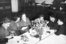 资料图: 1954年，瑞士妇女代表团与越南代表团在日内瓦联合国总部会面。
