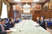 越南外交部长裴青山与日本参议院副议长长滨博行举行会谈。