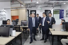 8月6日，越南国会主席王廷惠走访越南FPT集团驻印度尼西亚办事处。（图片来源：越通社）