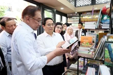 越南政府总理范明正和马来西亚总理安瓦尔·易卜拉欣在书街看书。