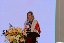 美国驻胡志明市总领事苏珊·伯恩斯在会议上发言。