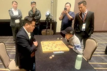 越南棋手赖李兄（左）与中国棋手袁伟豪。