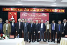 越南国家主席阮春福与各位代表合影。（图片来源：越通社）