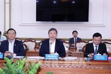 胡志明市人民委员会副主席杨英德发表讲话。