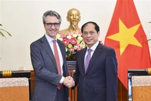 越南外交部长裴青山会见欧盟驻越南代表团团长乔治•阿里贝蒂。