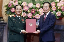 国家主席武文赏向郑文决同志颁发晋升上将军衔决定书。