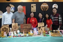 外国友人参观越南手工艺品展位。