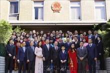越南国家主席武文赏探访越南驻日本大使馆并会见旅日越南人代表。