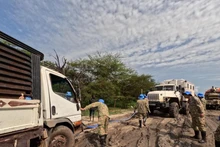 越南二号工兵队刚成功 “解救”多辆联合国和当地民众被困车辆。