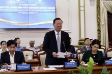 胡志明市人民委员会主席潘文买。