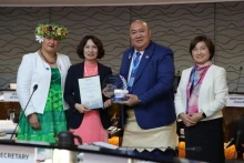 越南卫生部副部长阮氏莲香（左二）接受了越南成功消除沙眼的证书。