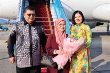 马来西亚国会下议院议长佐哈里·阿卜杜勒及其夫人已抵达首都河内内排机场。