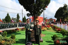 越南国防部部长潘文江大将（左）和老挝国防部部长占沙蒙·占雅拉。