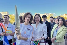 越南常驻联合国教科文组织代表阮氏云英和联合国教科文组织总干事奥德蕾·阿祖莱。
