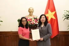 越南外交部副部长黎氏秋姮向英国《金融时报》常驻越南办事处首席代表阿南塔·拉克希米颁发许可证。