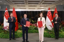 苏林总书记和新加坡总理黄循财共同见证了越南公安部与新加坡数码发展与新闻部签署的数字化转型谅解备忘录的移交。